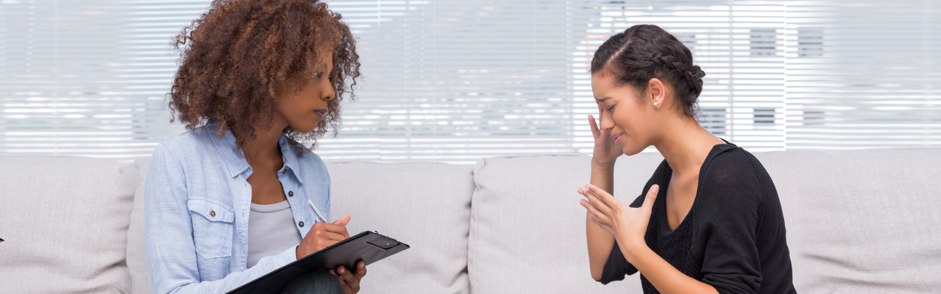 woman explaining her problems on the psychiatrist